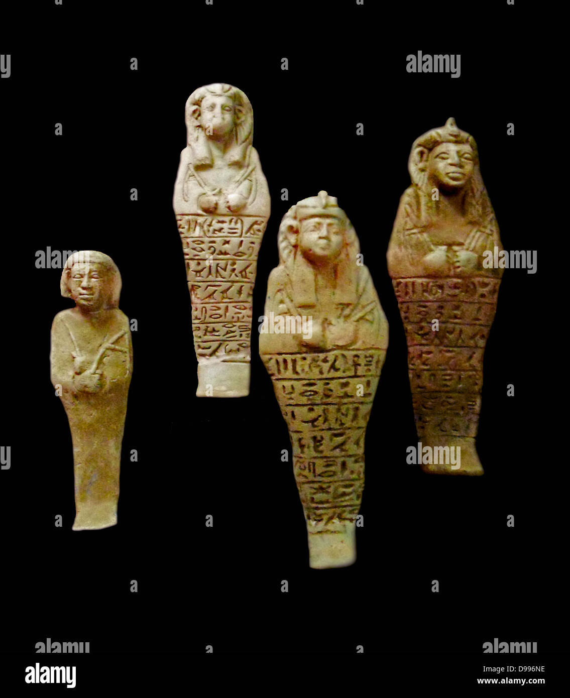 Shabti de faïence (chiffres) à partir d'une pyramide tombe en Egypte. Les chiffres sont de gauche à droite : Reine Maleteral 643-623 BC, Reine Nasalsa 593-568 BC, BC 593-568 Madyken La Reine, et la Reine Artaha 593-568 av. Banque D'Images