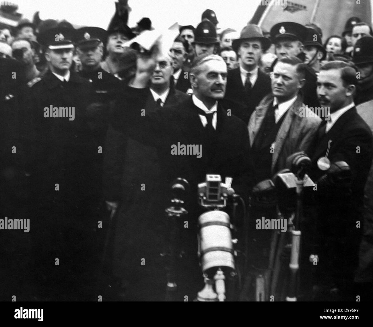 Chamberlain revenant de Munich. Arthur Neville Chamberlain (1869 - 1940) homme politique conservateur britannique, Premier Ministre du Royaume-Uni de 1937 à mai 1940. Connu pour son apaisement politique étrangère, et en particulier pour la signature des accords de Munich en 1938, admettant la région des Sudètes de la Tchécoslovaquie à l'Allemagne nazie. Banque D'Images