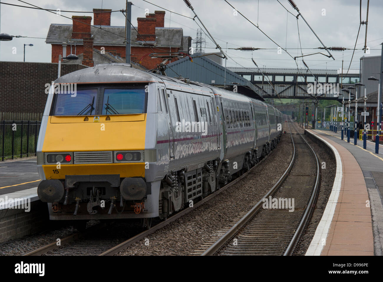 Class 91 locomotive électrique passe par la gare de Grantham. Banque D'Images