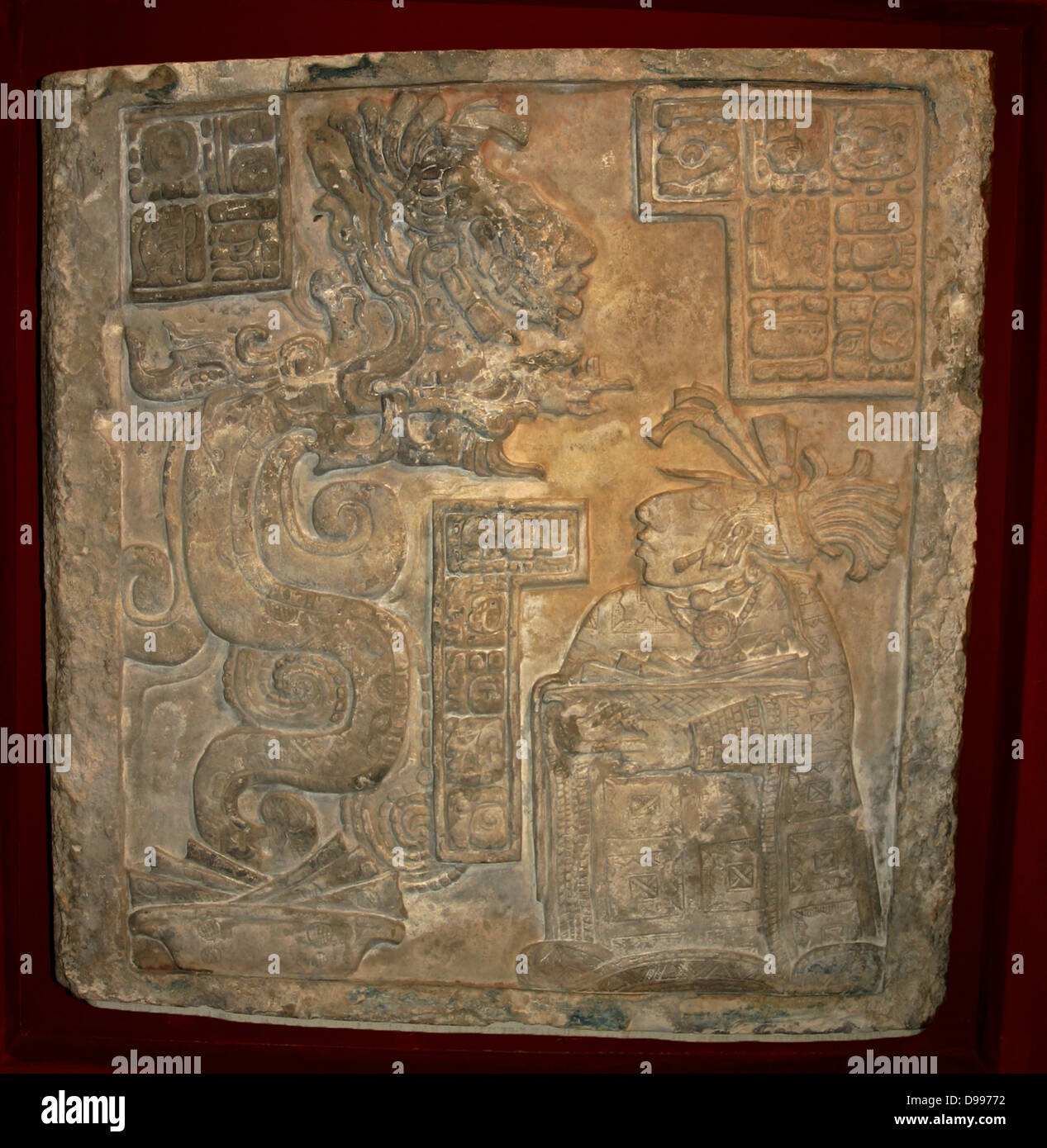 Yaxchilan linteau 15Maya, période Classique (600-900 AD) de Yaxchilan, au Mexique. Un serpent apparition d'un temple maya, linteau en calcaire, l'un d'une série de trois panneaux commandés par Bird Jaguar IV pour la structure 21 à Yaxchilan. Le linteau montre une des épouses de Jaguar d'oiseaux, Dame Wak Tuun, lors d'une saignée rituel. Le Serpent apparaît avant que sa vision Banque D'Images