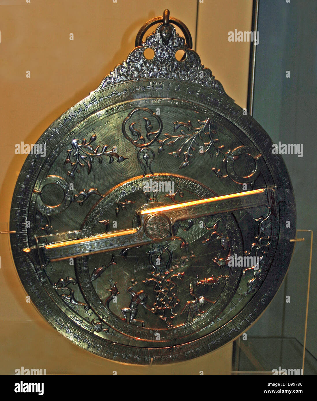 Astrolabe sur AD 1345 - 1355 L'astrolabe est un instrument astronomique qui permet à l'utilisateur de déterminer le moment de la journée avec l'aide du soleil, et la nuit, avec l'aide de l'étoile. Il peut également être utilisé pour l'établissement des horoscopes et d'arpenter des fins - pour ne nommer que quelques-uns de ses fonctions. Banque D'Images