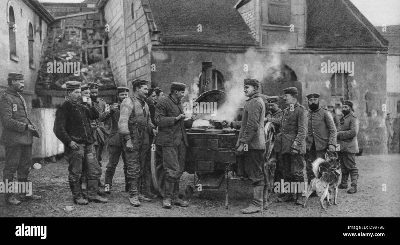 La Première Guerre mondiale 1914-1918 : les soldats allemands autour d'une cuisine de campagne mobile dans un village français. Banque D'Images