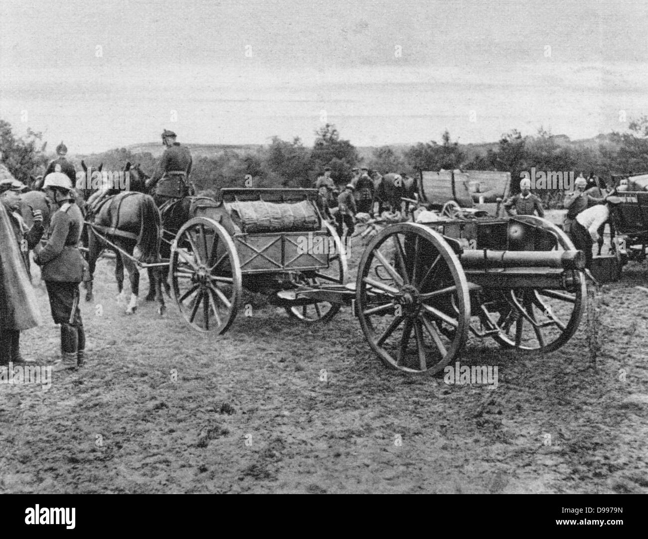 La Première Guerre mondiale 1914-1918 : l'unité d'artillerie allemande mise en place sa position. Dans le centre est l'un des canons à cheval sur son canon-transport, France, 1915. L'armée, militaire, arme Banque D'Images