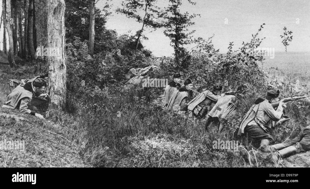 La Première Guerre mondiale 1914-1918 : lutte contre les Uhlans austro-hongrois sur le sud-est de l'avant en utilisant le couvert de la forêt, près de la rive, 1917. L'armée, militaire, soldat, arme, fusil, feu individuelles Banque D'Images