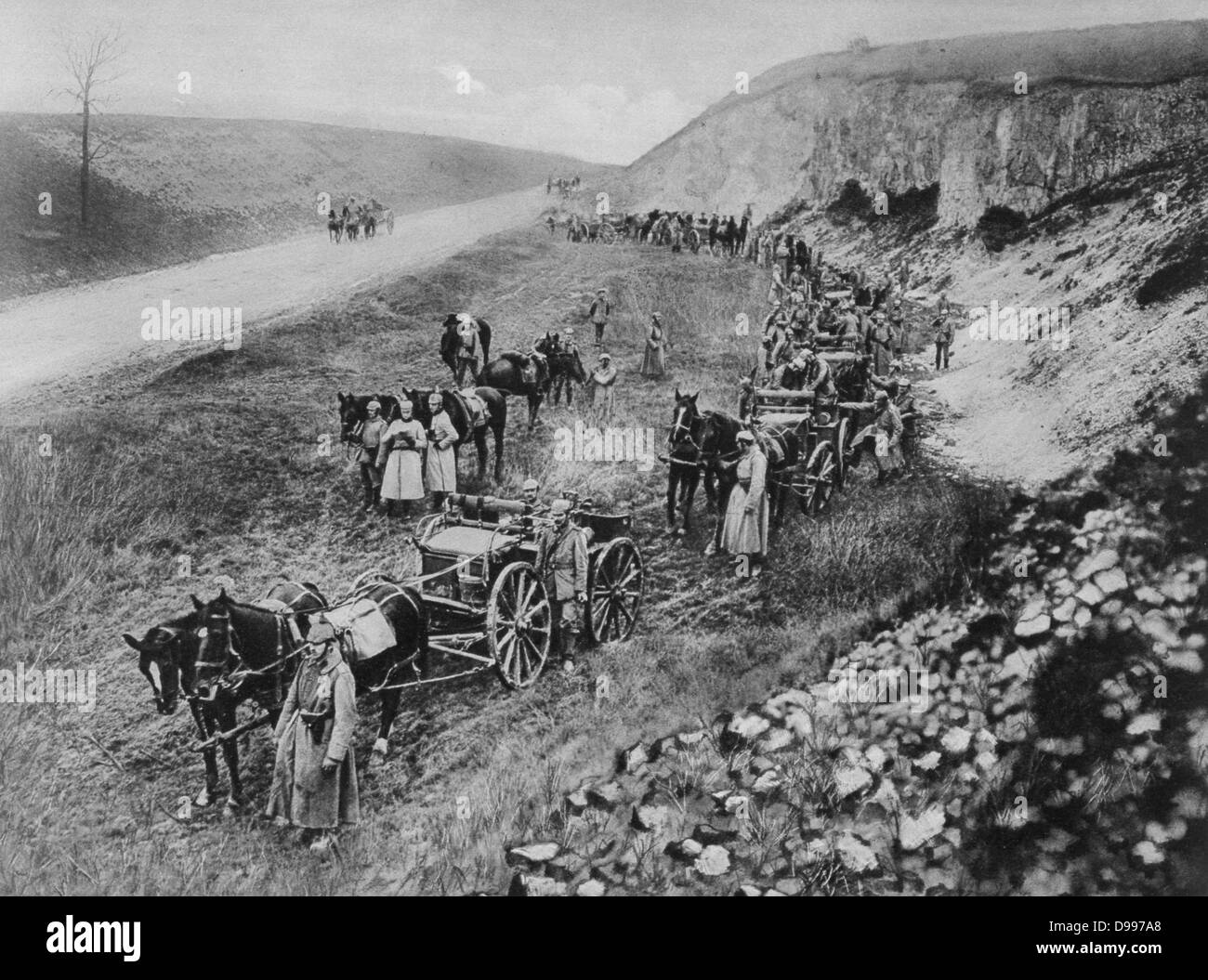 La Première Guerre mondiale 1914-1918 : cheval allemand de l'unité de mitrailleuses s'arrêtant près d'une route, 1915. L'armée, militaire, l'artillerie, arme, fusil, pistolet automatique, transport Banque D'Images