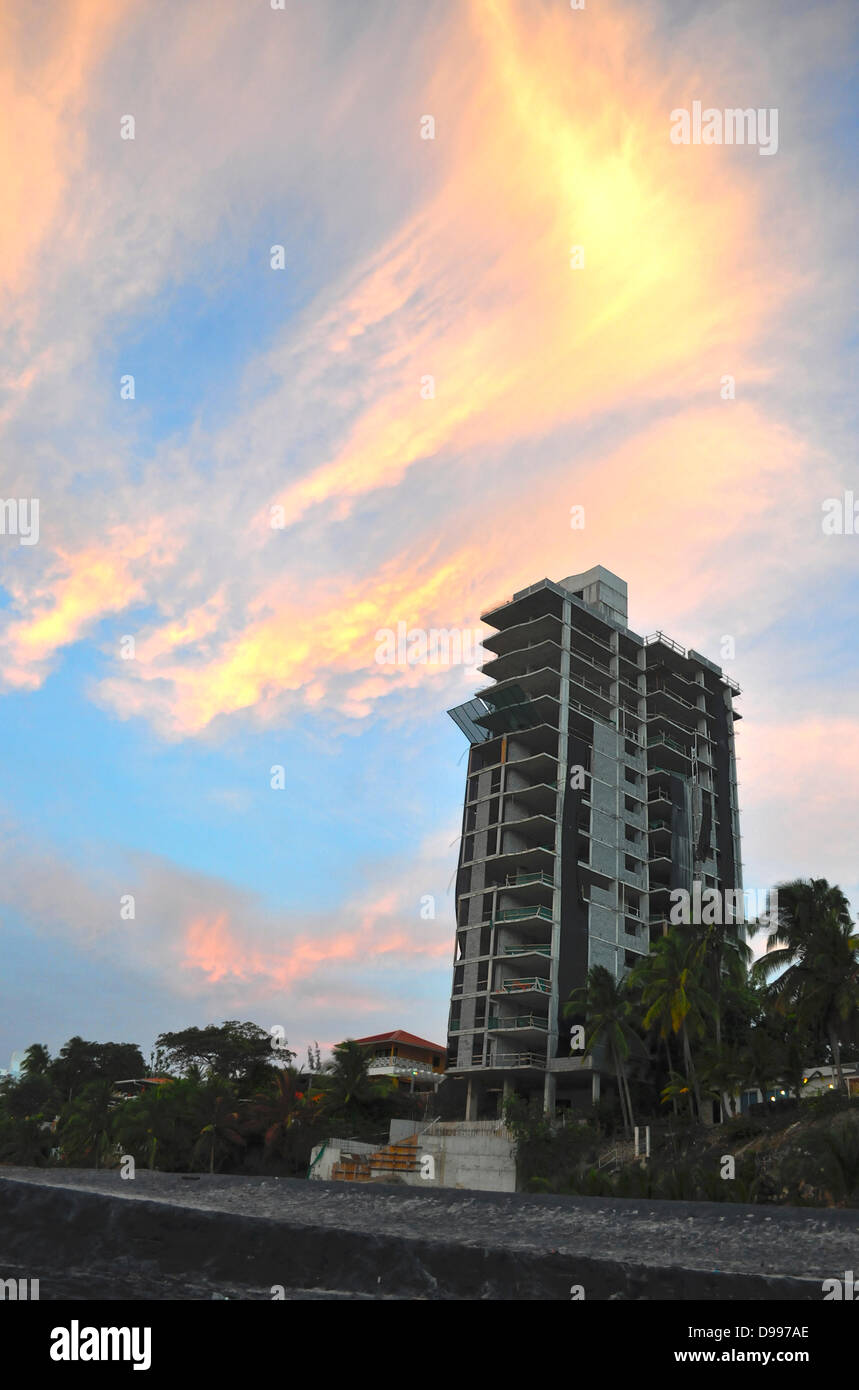 Bâtiment en construction, frappés par la lumière du matin sur une plage au Panama Banque D'Images
