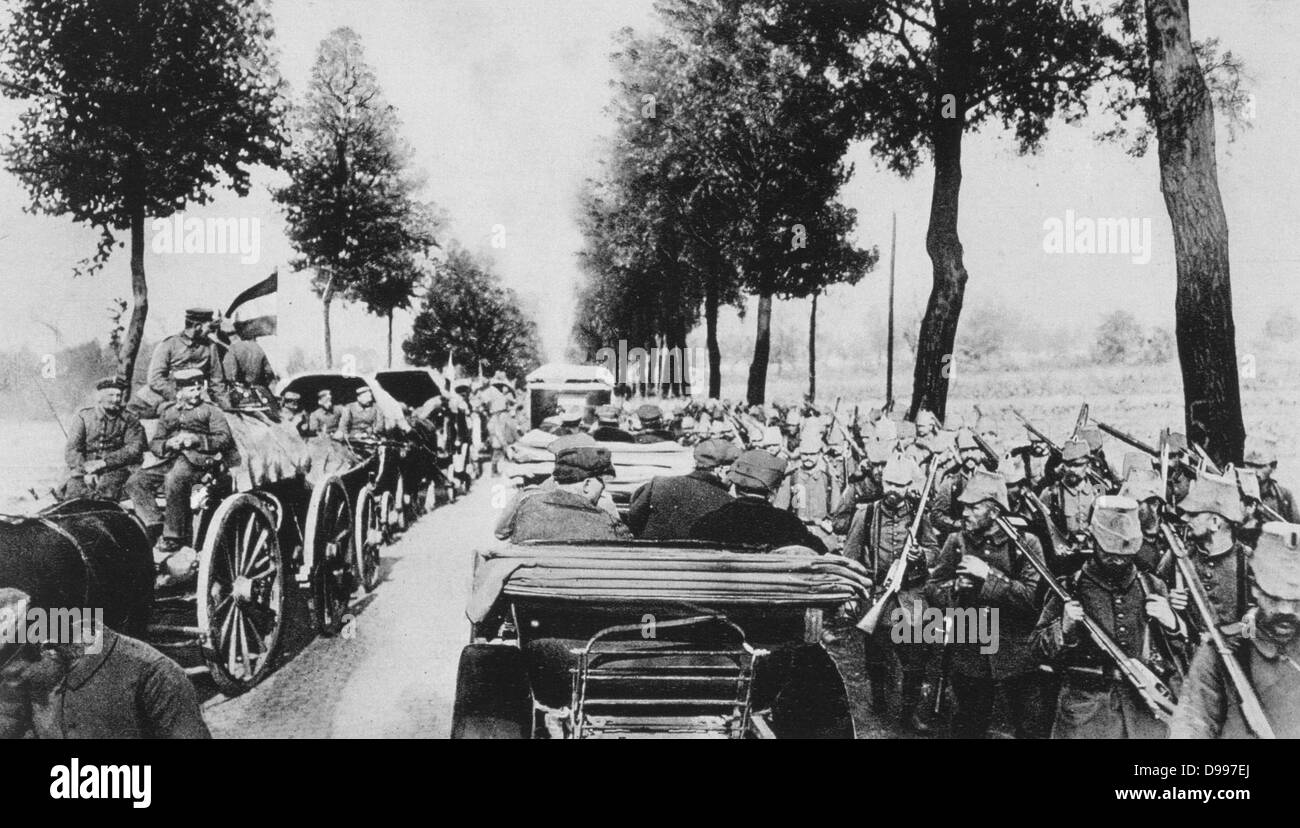 La Première Guerre mondiale 1914-1918 : La haute route en temps de guerre, 1915. À gauche se trouve le train des bagages allemand de chariots. À droite, l'infanterie transportant leurs fusils et sacs à dos. Centre, les véhicules à moteur. L'armée, militaire Banque D'Images