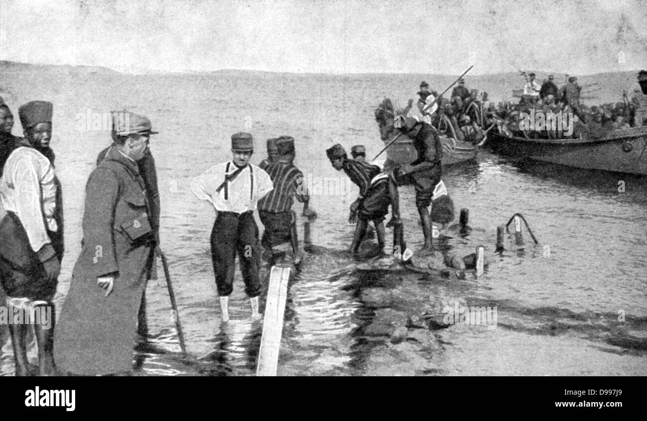 La Première Guerre mondiale 1914-1918 : les Sénégalais, les troupes coloniales françaises, qui arrivent en Egypte où ils seraient équipés et envoyés à Gallipoli. À partir de 'Le Pays de France", Paris, 17 juin 1915. , Militaire Armée, soldat, Dardanelles, Turquie Banque D'Images