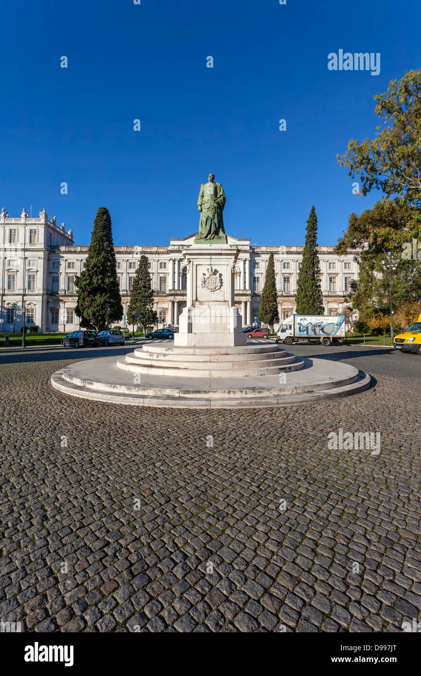 Statue du roi Dom Carlos I et le Palais National de Ajuda en arrière-plan. Lisbonne, Portugal. Palais royal néoclassique du 19e siècle Banque D'Images