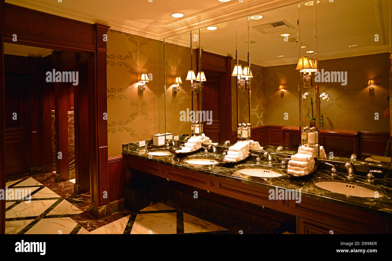 Photographie d'intérieur des toilettes, Beverly Wilshire Hotel Quatre Saisons du connu, à partir de la jolie femme, Wilshire boulevard, Beverly Hills, Los Banque D'Images