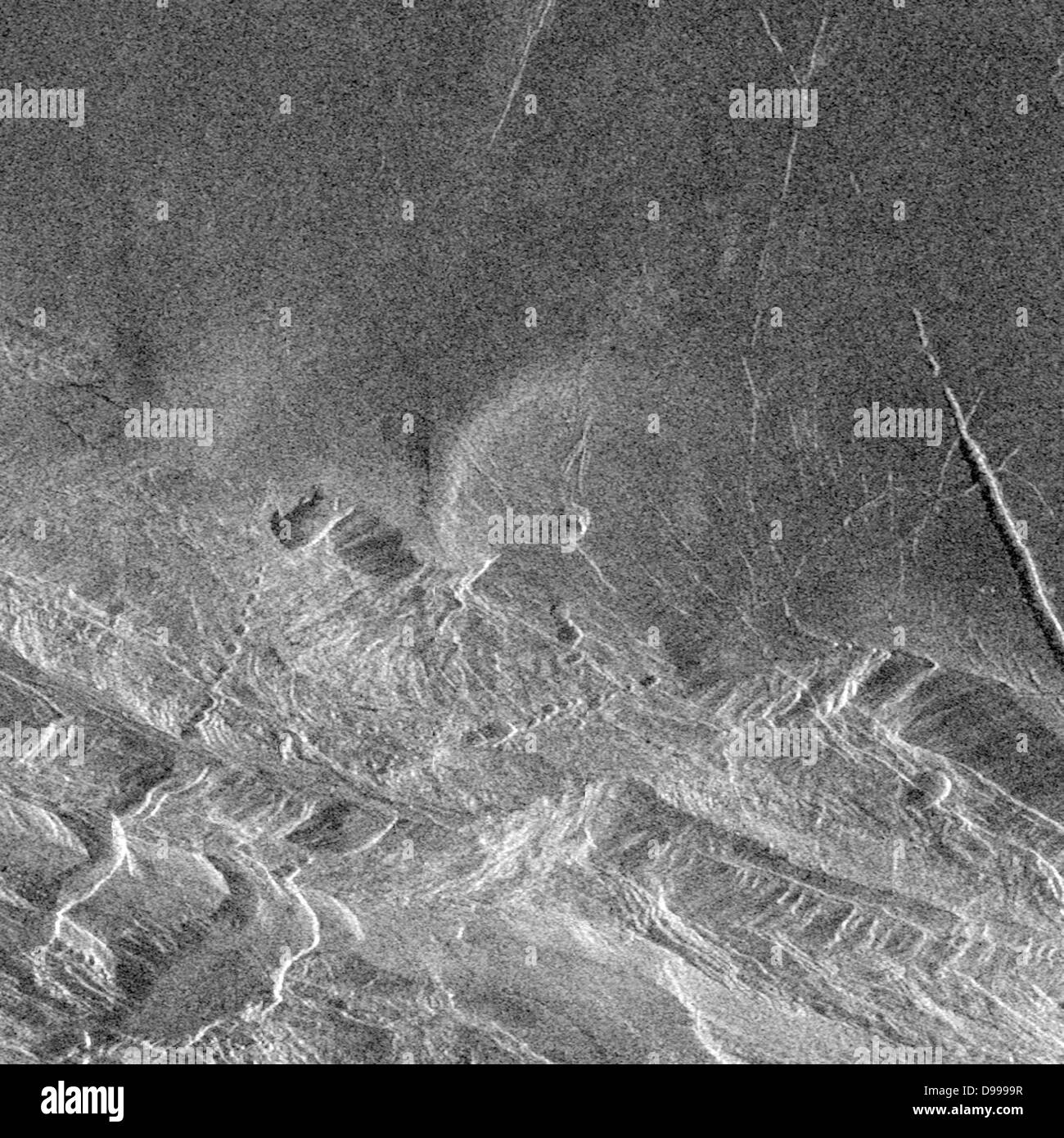 Le sud-ouest de Lakshmi Planum (plaines) est limitée au sud par les Danu Montes (montagnes). Banque D'Images