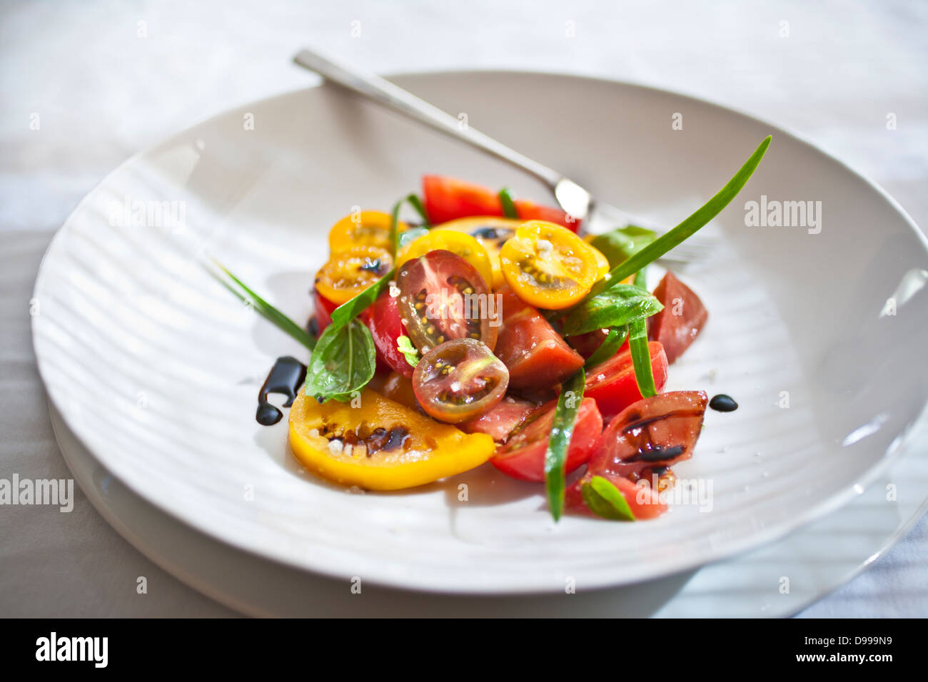 Salade de tomates heirloom avec sauge fraîche dans un bol Banque D'Images