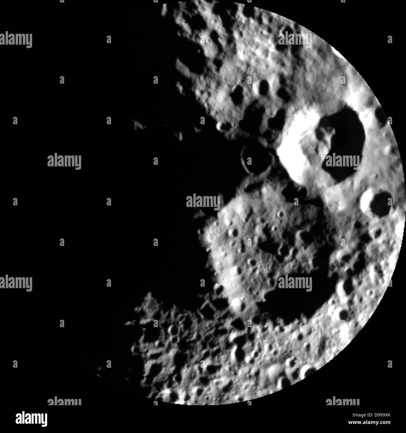 Cette image de l'aube de la NASA révèle la mission dawn rampant sur le pôle nord de l'astéroïde géant Vesta maintenant que le soleil brille sur cette zone. La mosaïque est composée de 5 images obtenues par la caméra de cadrage de Dawn sur Aug.26, 2012, alors que l'aube était à une altitude d'environ 4 000 milles (6 000 kilomètres). Pôle nord de l'aube est centré dans cette image et toujours dans le noir. La mosaïque montre deux grands cratères d'impact, l'un relativement frais avec pas de petits impacts sur son étage et un deuxième plus grand et plus un avec beaucoup de petits impacts sur son sol. Banque D'Images