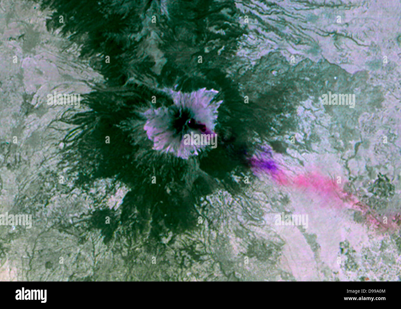 Active du Mexique volcan Popocatepetl crachant de la vapeur d'eau, de gaz, de cendres et de roches brillantes depuis sa plus récente période d'éruption a débuté en avril 2012. Le 23 avril 2012. Banque D'Images