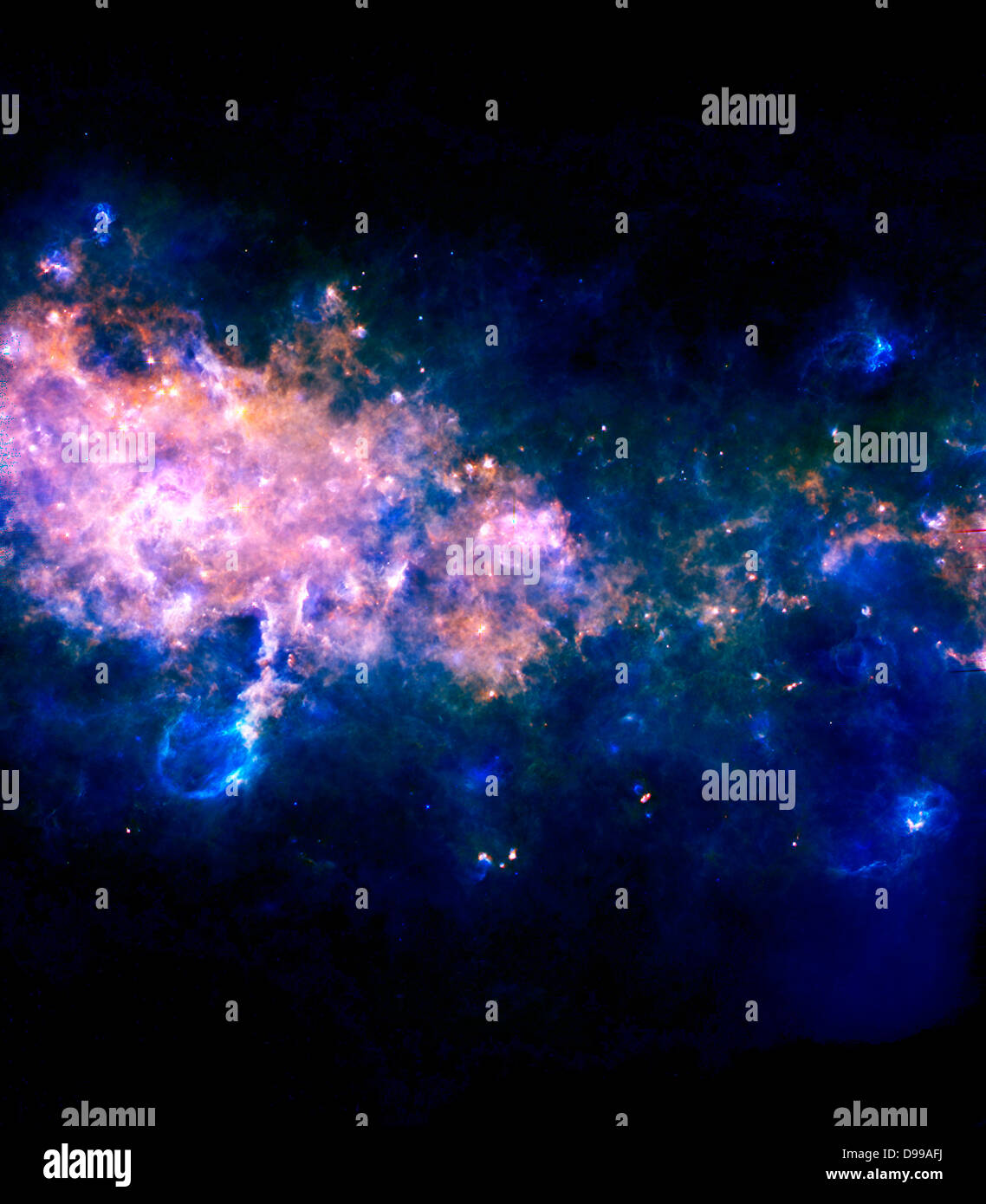 Cette image est prise à l'égard d'une région de notre Galaxie dans la constellation de l'Aigle, plus proche au centre galactique que notre soleil. Au centre et à la gauche de l'image, les deux régions d'étoiles en formation massive G29.9 et W43 sont clairement visibles. Herschel. Banque D'Images