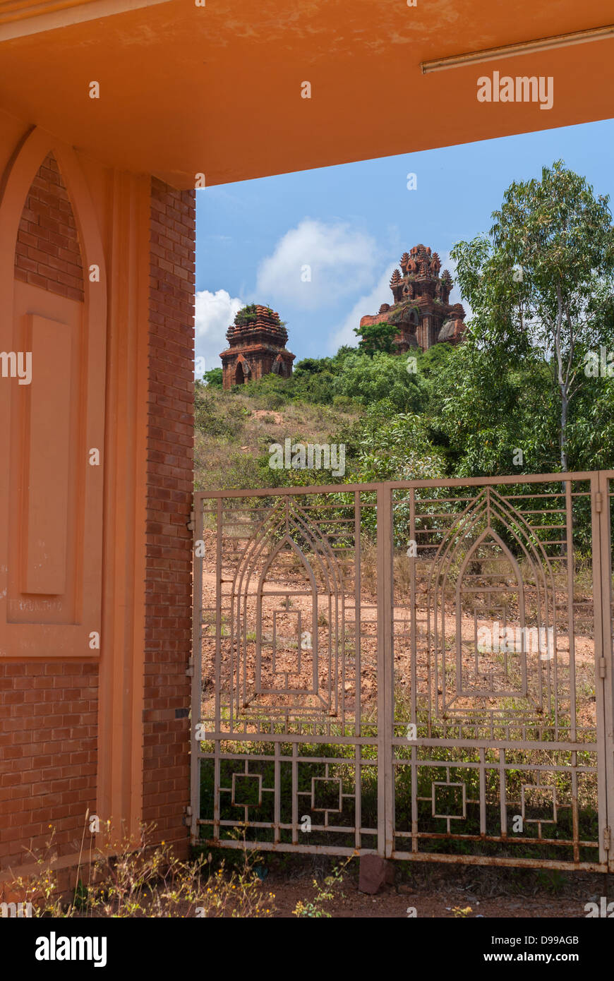 Le Banh Il Cham tours vu à travers la porte d'entrée au sanctuaire. Banque D'Images