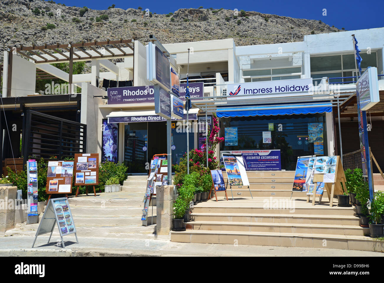 Agences de Voyage à Pefkos, Rhodes (Rodos), du Dodécanèse, Grèce, région sud de la Mer Egée Banque D'Images