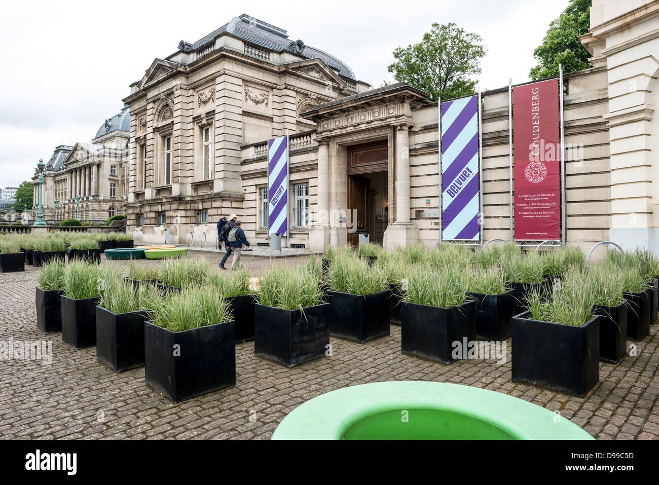 Façade du Palais Royal de Bruxelles Bruxelles Belgique // BRUXELLES, Belgique — la façade néoclassique du Palais Royal de Bruxelles, palais officiel de la famille royale belge, domine l'horizon. Ce grand édifice, bien qu'il ne s'agisse pas de la résidence royale, sert de lieu de travail au monarque et de lieu pour les fonctions d'État. Banque D'Images