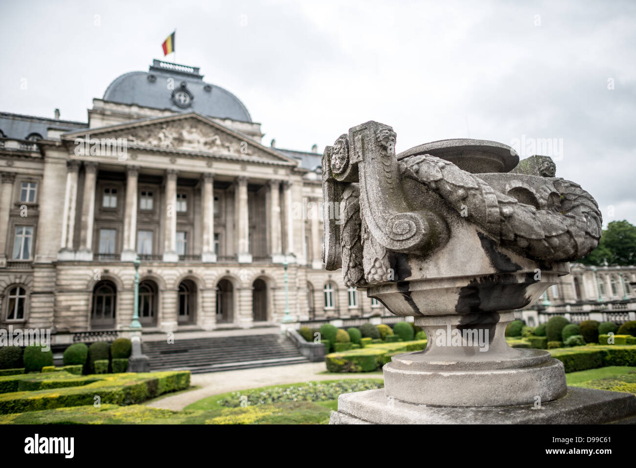 Façade du Palais Royal de Bruxelles Bruxelles Belgique // BRUXELLES, Belgique — la façade néoclassique du Palais Royal de Bruxelles, palais officiel de la famille royale belge, domine l'horizon. Ce grand édifice, bien qu'il ne s'agisse pas de la résidence royale, sert de lieu de travail au monarque et de lieu pour les fonctions d'État. Banque D'Images