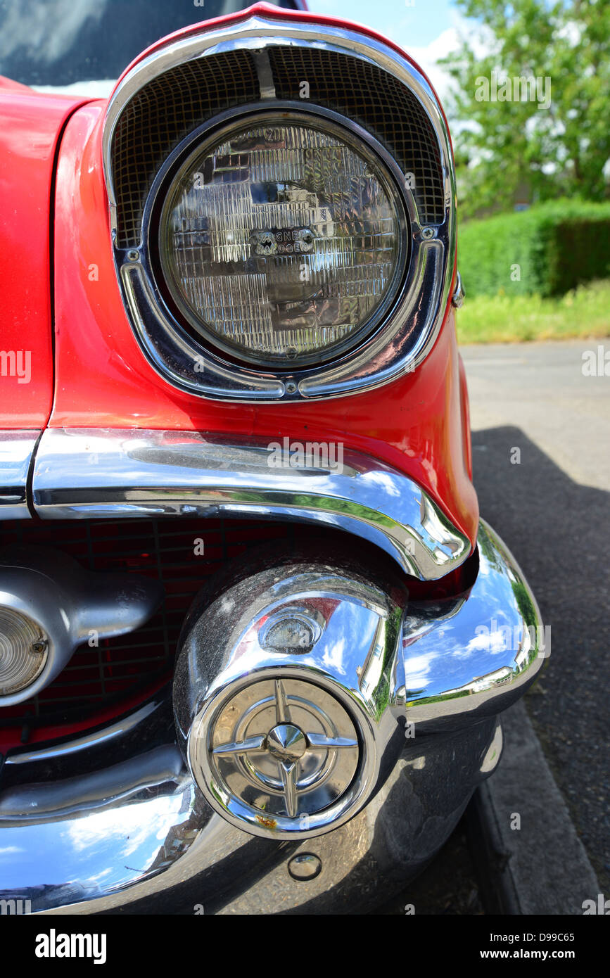 Lumière avant et grill de classic 1957 Chevrolet Bel Air Sedan, Horton Road, Stanwell Moor, Surrey, Angleterre, Royaume-Uni Banque D'Images