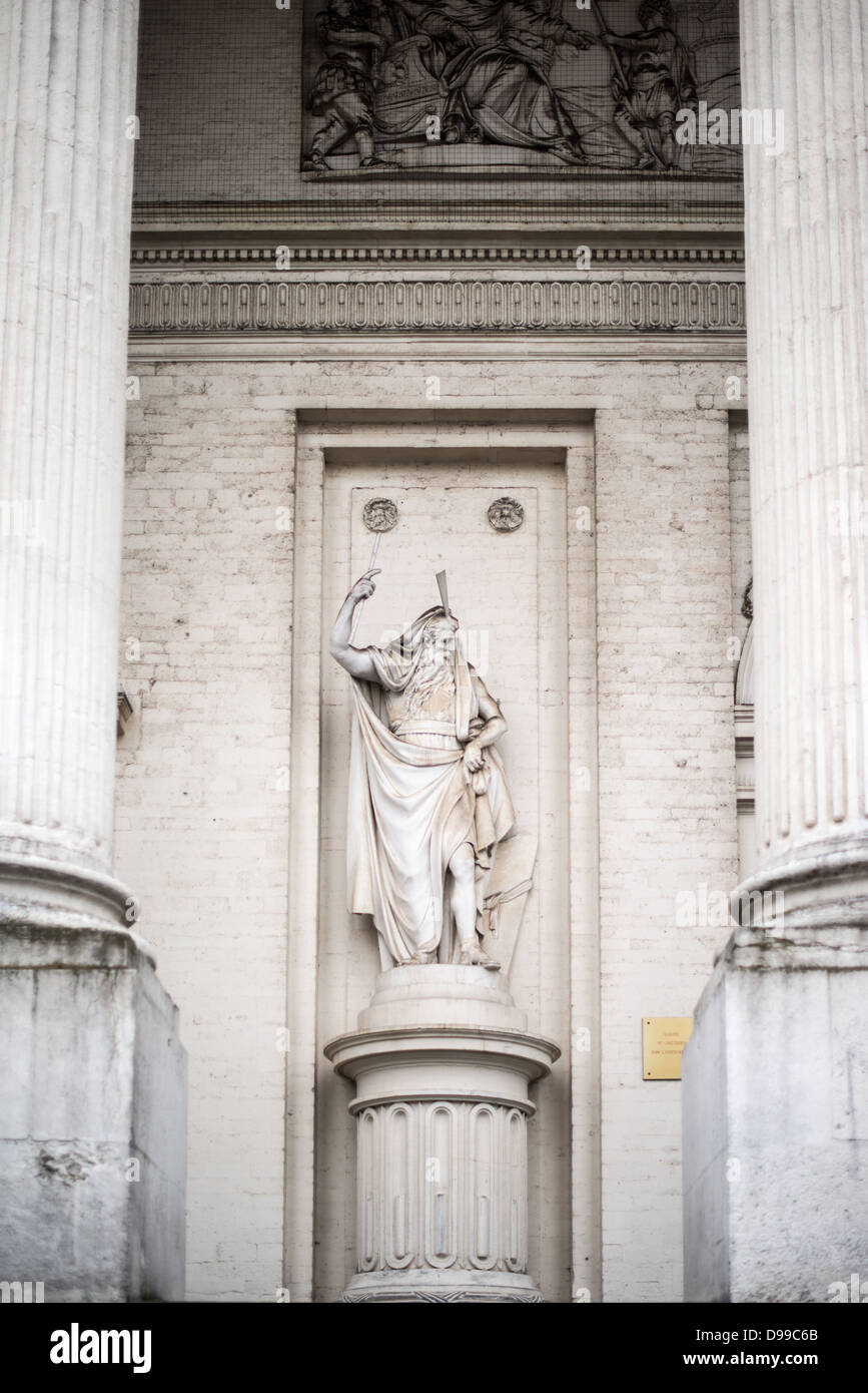 Entrée de l'église Saint-Jacques-sur-Coudenberg Bruxelles Belgique // BRUXELLES, Belgique — L'entrée néoclassique de l'église Saint-Jacques-sur-Coudenberg présente un grand portique avec des colonnes corinthiennes et des frises ornées de fronton. L'église, achevée en 1787, illustre le style architectural formel qui caractérise la place Royale. La façade classique démontre l'influence néoclassique française du XVIIIe siècle sur l'architecture religieuse belge. Banque D'Images
