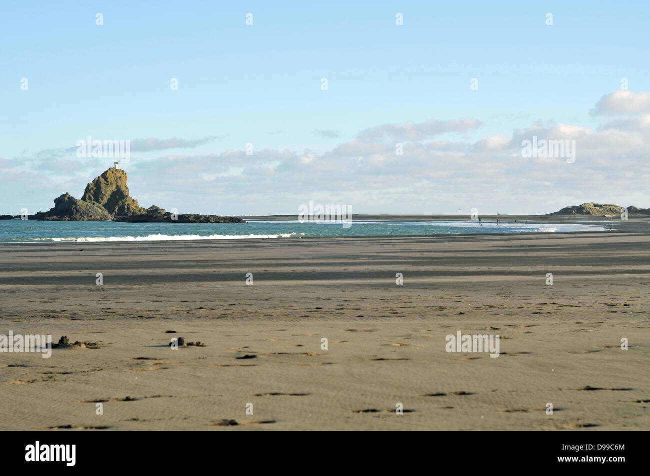 Roches avec phare et dark sables mobiles à Whatipu Point, côte ouest de Auckland, Nouvelle-Zélande Banque D'Images