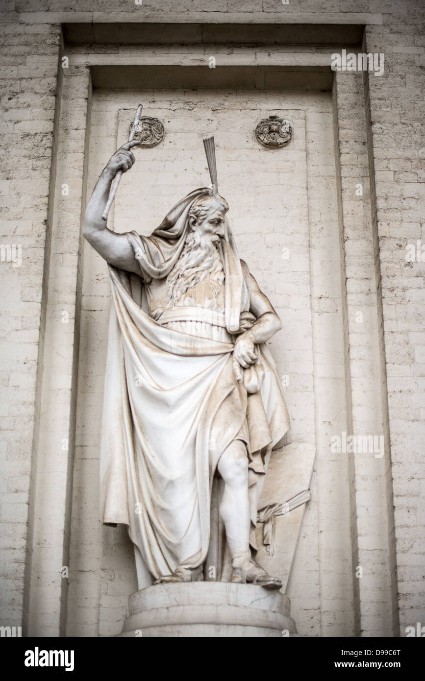 Entrée de l'église Saint-Jacques-sur-Coudenberg Bruxelles Belgique // BRUXELLES, Belgique — L'entrée néoclassique de l'église Saint-Jacques-sur-Coudenberg présente un grand portique avec des colonnes corinthiennes et des frises ornées de fronton. L'église, achevée en 1787, illustre le style architectural formel qui caractérise la place Royale. La façade classique démontre l'influence néoclassique française du XVIIIe siècle sur l'architecture religieuse belge. Banque D'Images