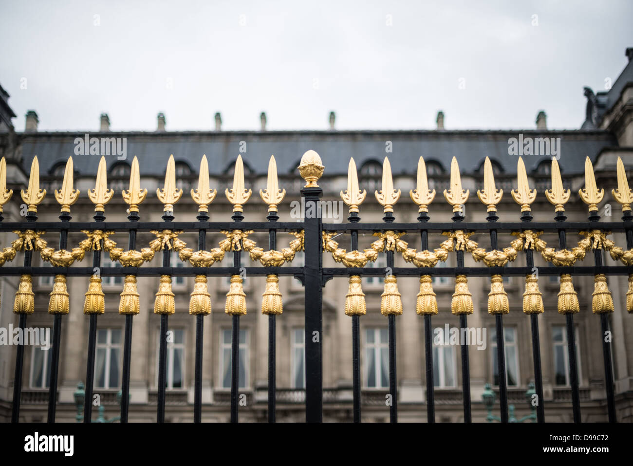 Palais royal de Bruxelles portes décorées d'or Bruxelles // BRUXELLES, Belgique — portes décorées d'or devant le Palais royal de Bruxelles, le palais officiel de la famille royale belge. Banque D'Images