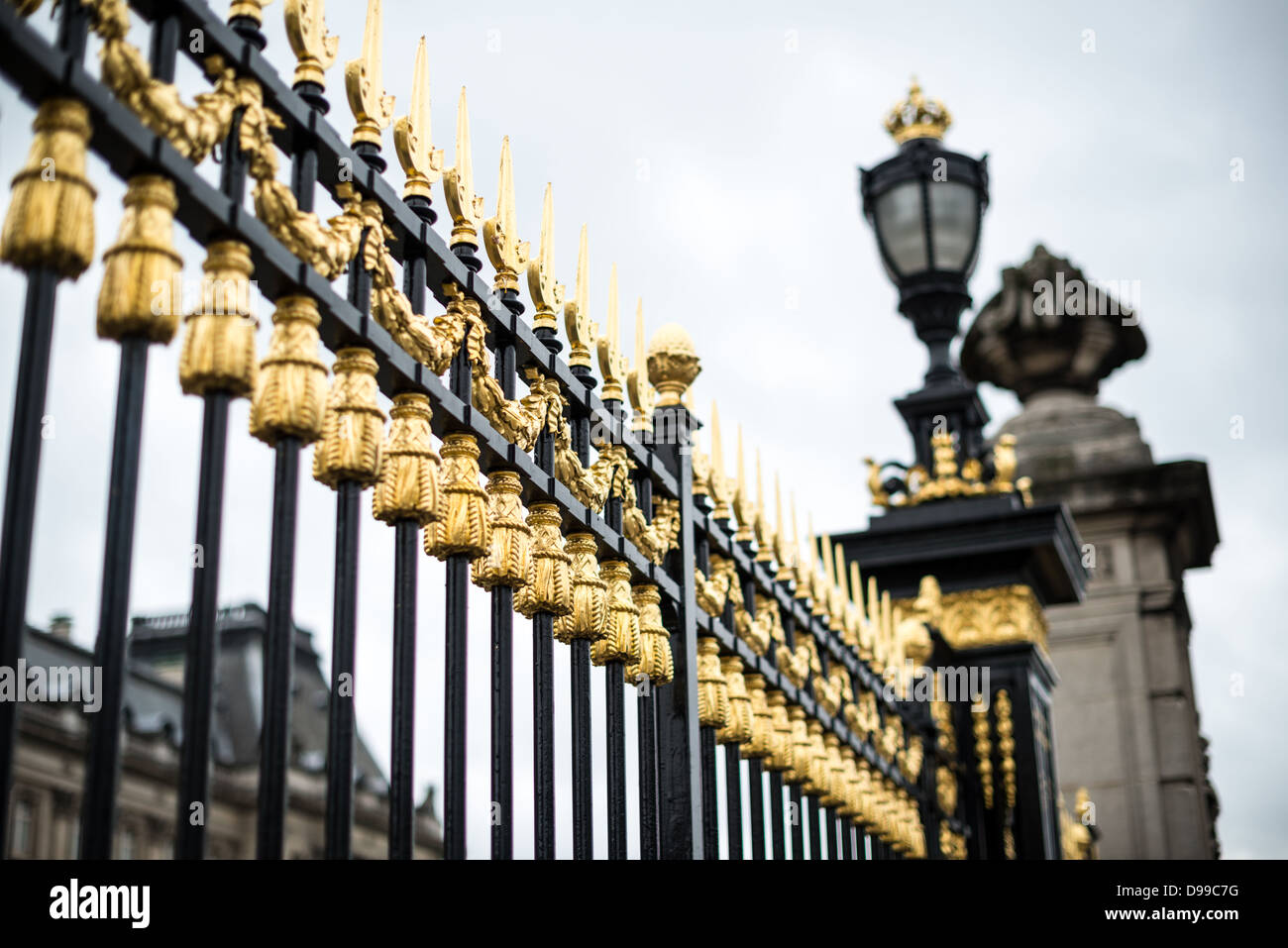 Palais royal de Bruxelles portes d'or Bruxelles Belgique // BRUXELLES, Belgique — portes décorées d'or devant le palais royal de Bruxelles, le palais officiel de la famille royale belge. Banque D'Images