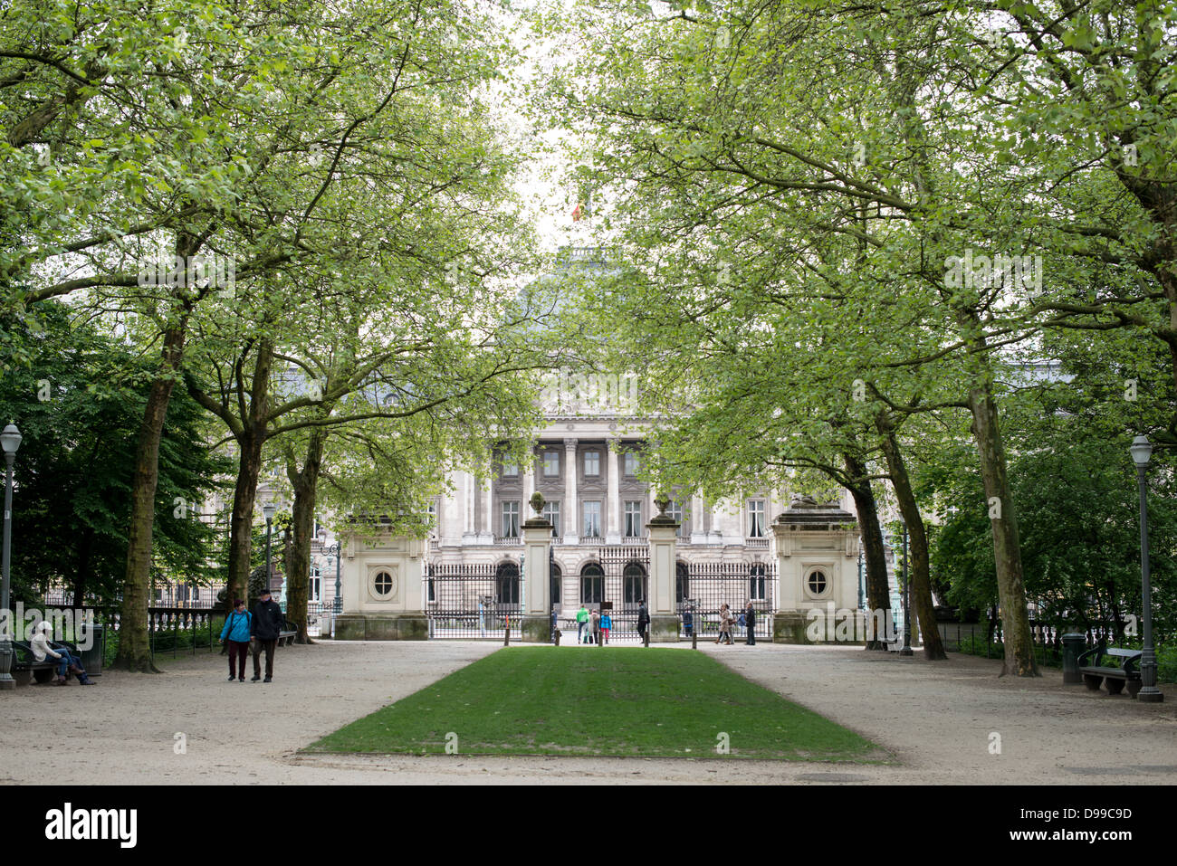 Brussels Park main Gate Bruxelles Belgique // BRUXELLES, Belgique — la porte principale du Parc de Bruxelles (Parc de Bruxelles/Warandepark) se trouve juste en face du Palais Royal de Bruxelles, dans le centre historique de la capitale belge. Le parc néoclassique, créé à la fin du XVIIIe siècle, sert d'espace vert urbain central de la ville et couvre environ 32 hectares. L'aménagement formel comprend des allées symétriques, des jardins bien entretenus et de nombreuses sculptures. Le parc fait partie de la route cérémonielle de Bruxelles et accueille divers événements culturels tout au long de l'année, y compris l'été annuel Banque D'Images