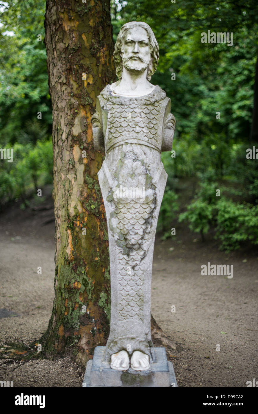 Statue de sirène masculine Brussels Park Bruxelles Belgique // BRUXELLES, Belgique — Une statue, en partie une sirène masculine, dans le parc de Bruxelles en face du Palais Royal de Bruxelles, dans le centre de Bruxelles, Belgique. Banque D'Images