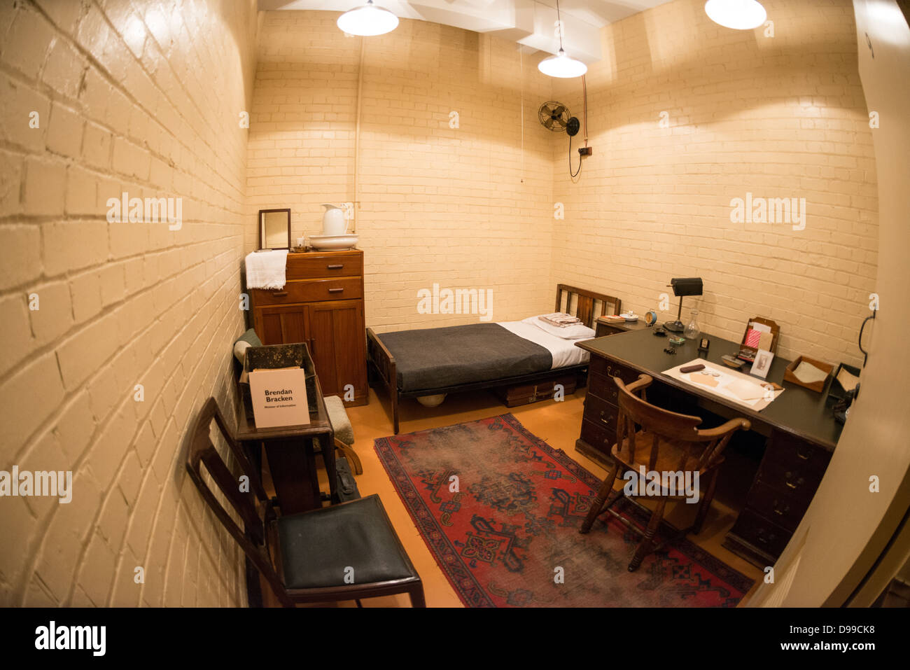 LONDRES, Royaume-Uni — la chambre à coucher et le logement de Brendan Bracken, le ministre de l'information, aux Churchill War Rooms à Londres. Le musée, l'une des cinq branches des musées de la guerre d'Imerial, conserve le bunker de commandement souterrain de la seconde Guerre mondiale utilisé par le premier ministre britannique Winston Churchill. Ses quartiers exigus ont été construits à partir d'un sous-sol de stockage converti dans le treasury Building à Whitehall, Londres. Étant souterrains, et sous un bâtiment exceptionnellement robuste, les chambres de guerre du Cabinet ont bénéficié d'une certaine protection contre les bombes tombant au-dessus pendant le Blitz. Banque D'Images