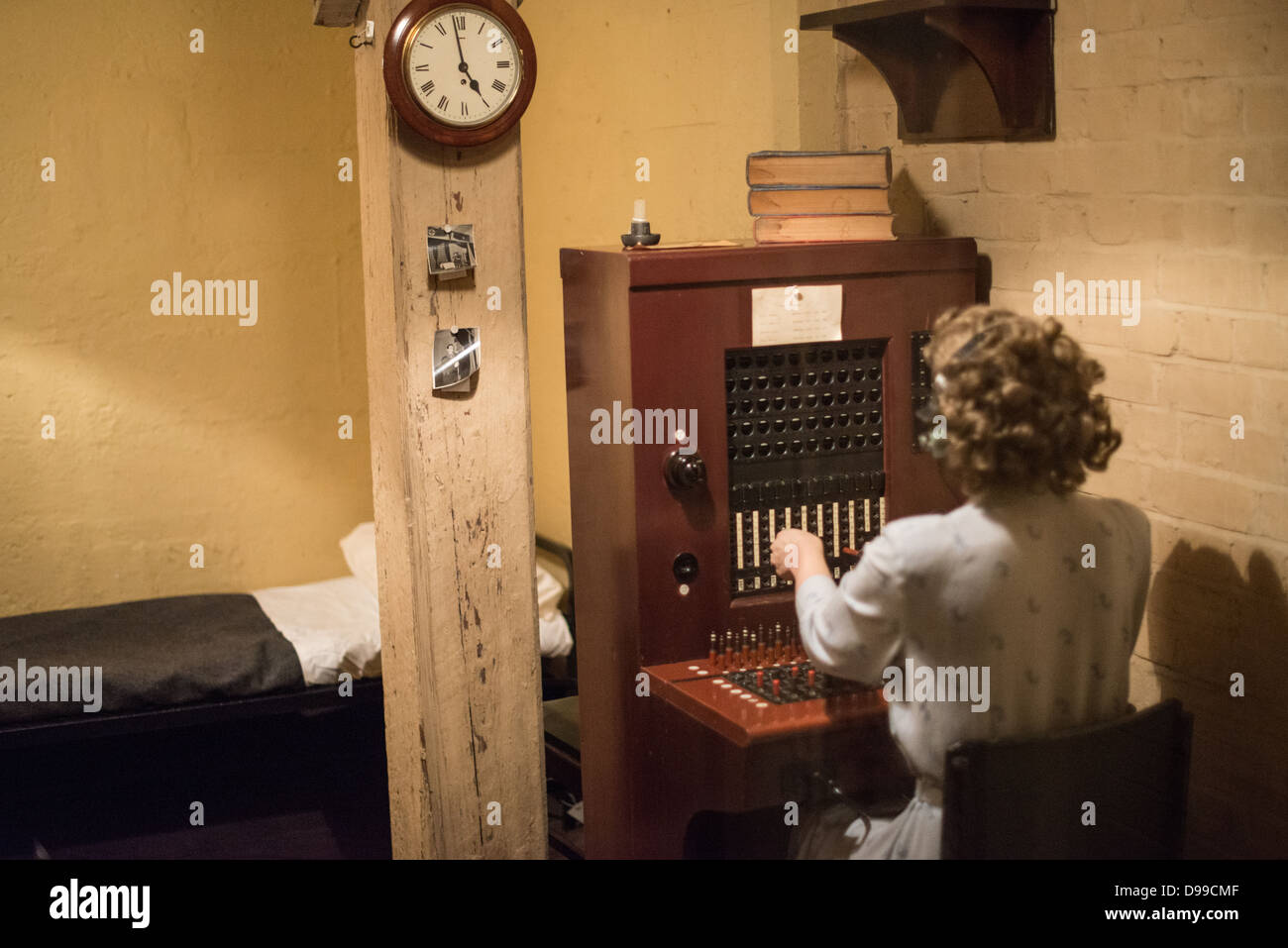 LONDRES, Royaume-Uni — Manequin d'un opérateur de standard téléphonique au Churchill War Rooms à Londres. Le musée, l'une des cinq branches des musées de la guerre d'Imerial, conserve le bunker de commandement souterrain de la seconde Guerre mondiale utilisé par le premier ministre britannique Winston Churchill. Ses quartiers exigus ont été construits à partir d'un sous-sol de stockage converti dans le treasury Building à Whitehall, Londres. Étant souterrains, et sous un bâtiment exceptionnellement robuste, les chambres de guerre du Cabinet ont bénéficié d'une certaine protection contre les bombes tombant au-dessus pendant le Blitz. Banque D'Images