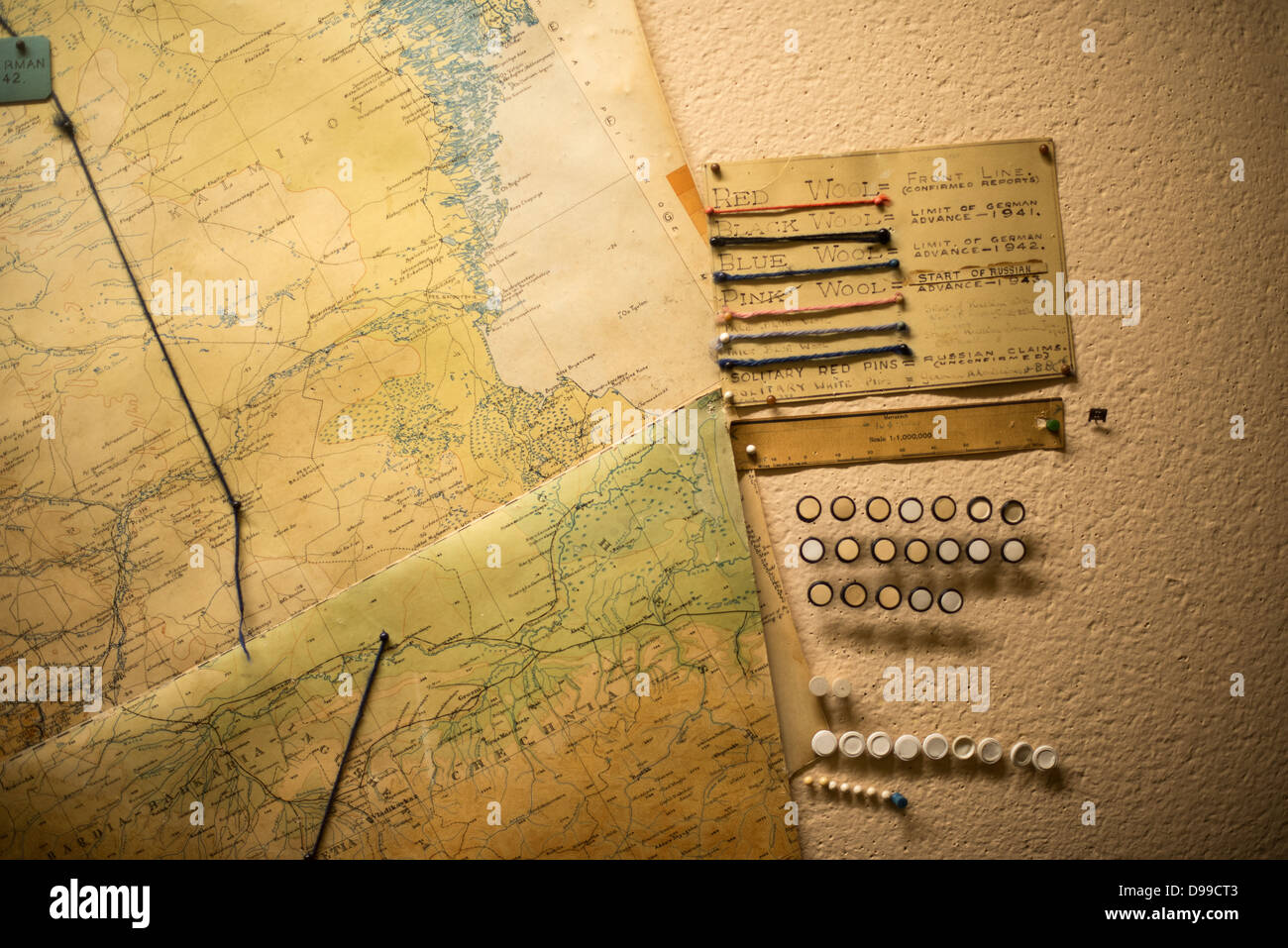 LONDRES, Royaume-Uni — des marqueurs et une clé pour l'une des grandes cartes murales des Churchill War Rooms à Londres. Le musée, l'une des cinq branches des musées de la guerre d'Imerial, conserve le bunker de commandement souterrain de la seconde Guerre mondiale utilisé par le premier ministre britannique Winston Churchill. Ses quartiers exigus ont été construits à partir d'un sous-sol de stockage converti dans le treasury Building à Whitehall, Londres. Étant souterrains, et sous un bâtiment exceptionnellement robuste, les chambres de guerre du Cabinet ont bénéficié d'une certaine protection contre les bombes tombant au-dessus pendant le Blitz. Banque D'Images