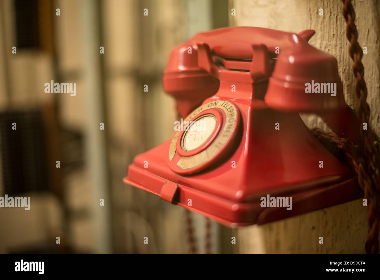 LONDRES, Royaume-Uni — Un téléphone rouge dans les salles de guerre Churchill à Londres. Le musée, l'une des cinq branches des musées de la guerre d'Imerial, conserve le bunker de commandement souterrain de la seconde Guerre mondiale utilisé par le premier ministre britannique Winston Churchill. Ses quartiers exigus ont été construits à partir d'un sous-sol de stockage converti dans le treasury Building à Whitehall, Londres. Étant souterrains, et sous un bâtiment exceptionnellement robuste, les chambres de guerre du Cabinet ont bénéficié d'une certaine protection contre les bombes tombant au-dessus pendant le Blitz. Banque D'Images