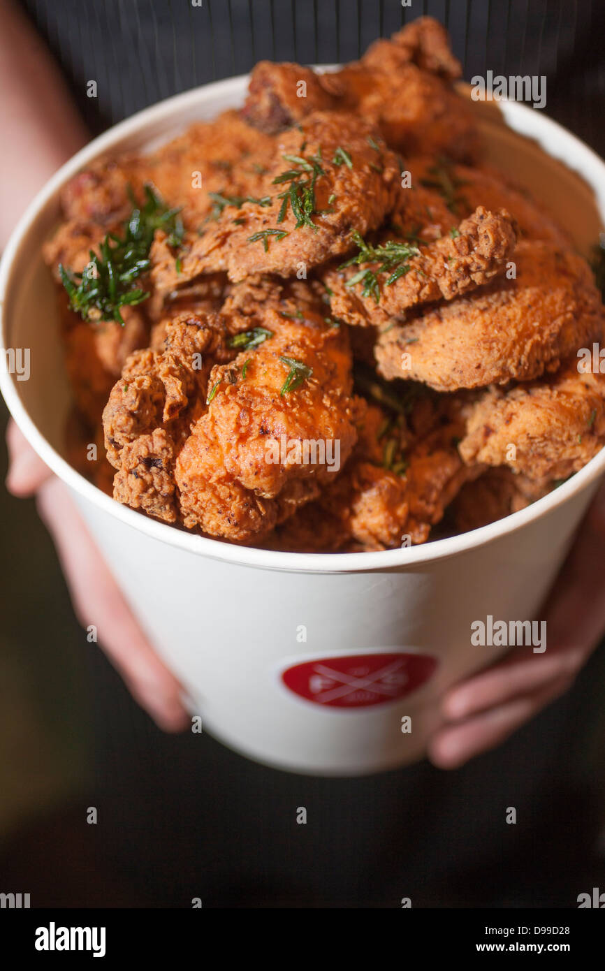 Seau de golden fried chicken Banque D'Images