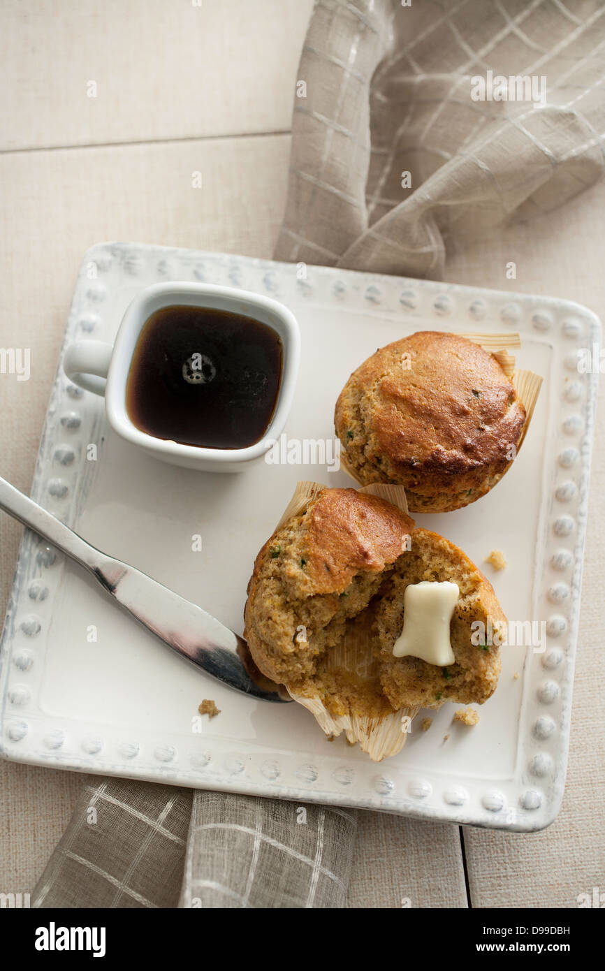 Hot buttered café muffins maïs Banque D'Images