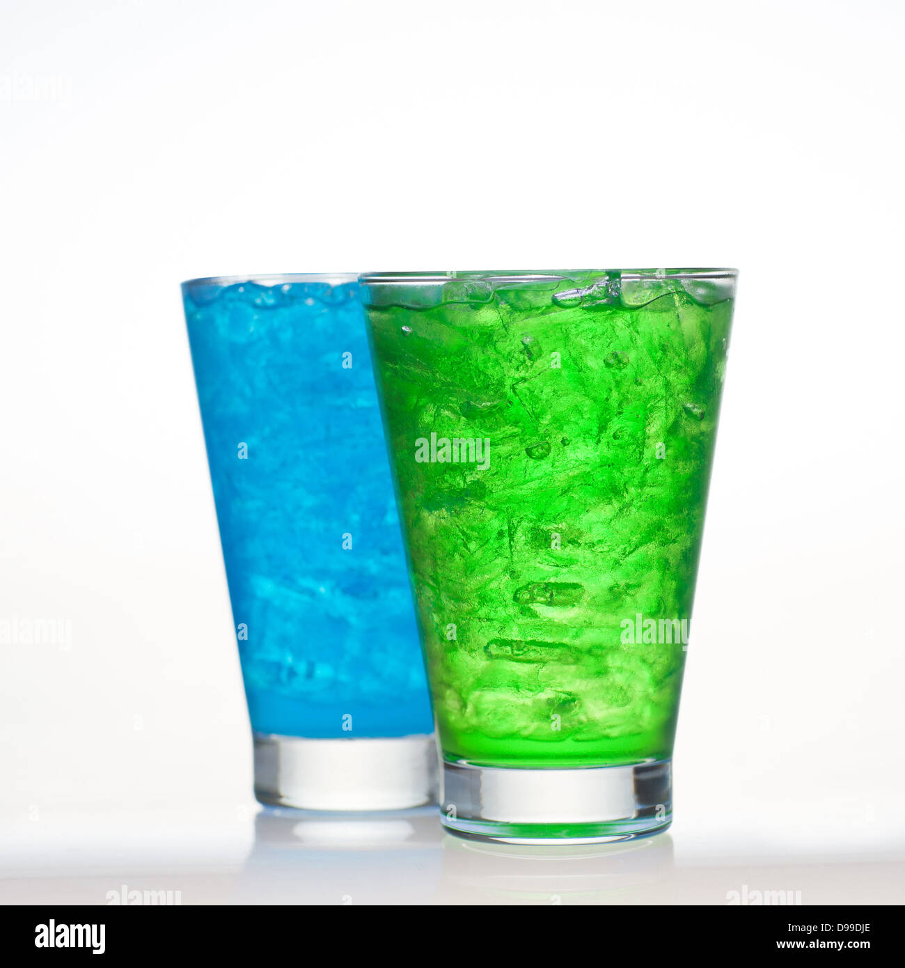 Saveur de fruits verts et de bleuet avec des boissons soda isolated on white Banque D'Images