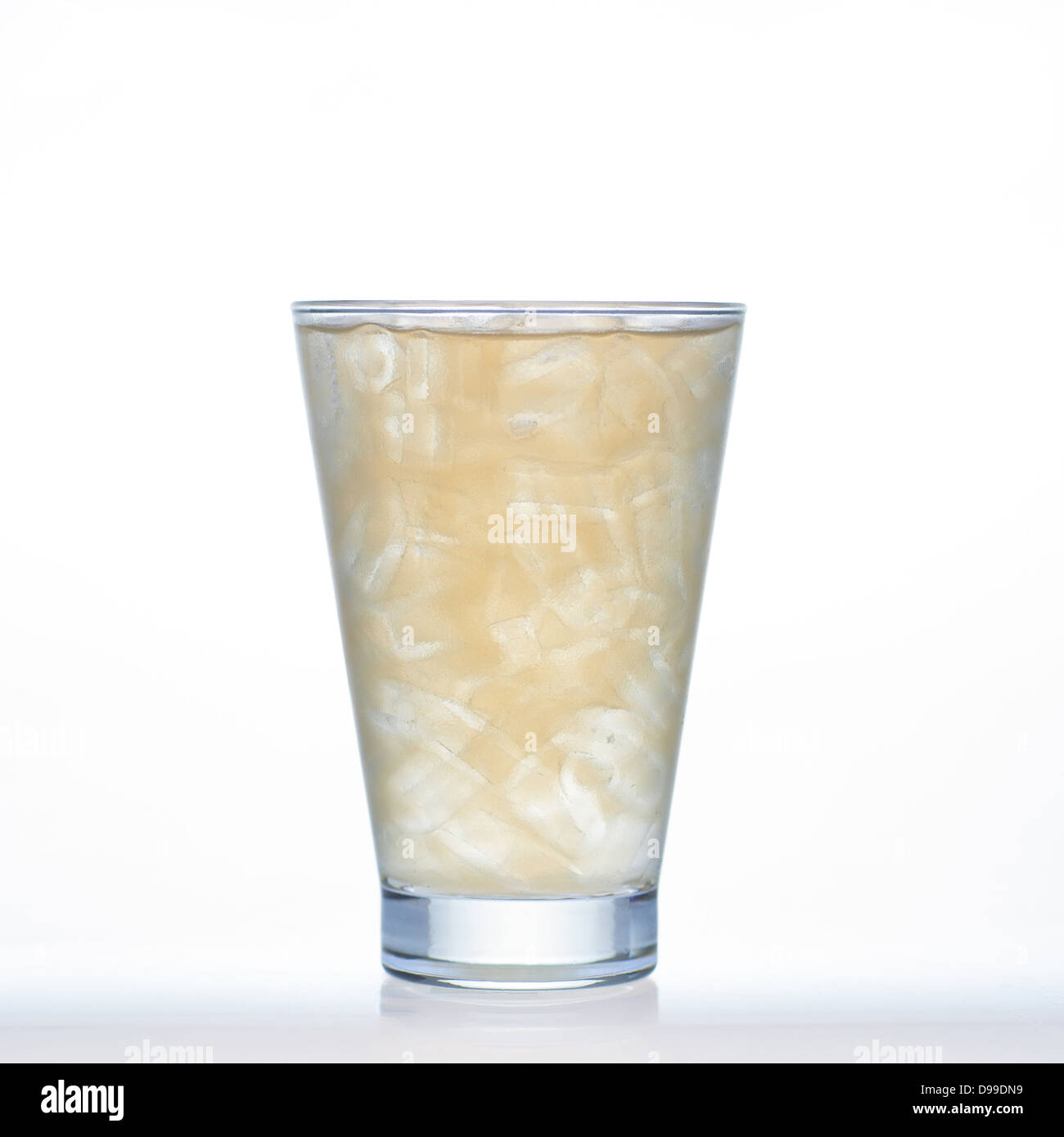 Thé froid Ginger Thai les boissons avec de la glace en verre isolé sur fond blanc Banque D'Images