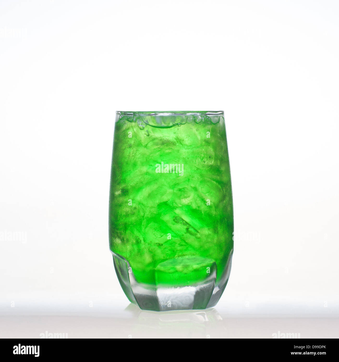 Des arômes de fruits verts avec des boissons soda isolated on white Banque D'Images