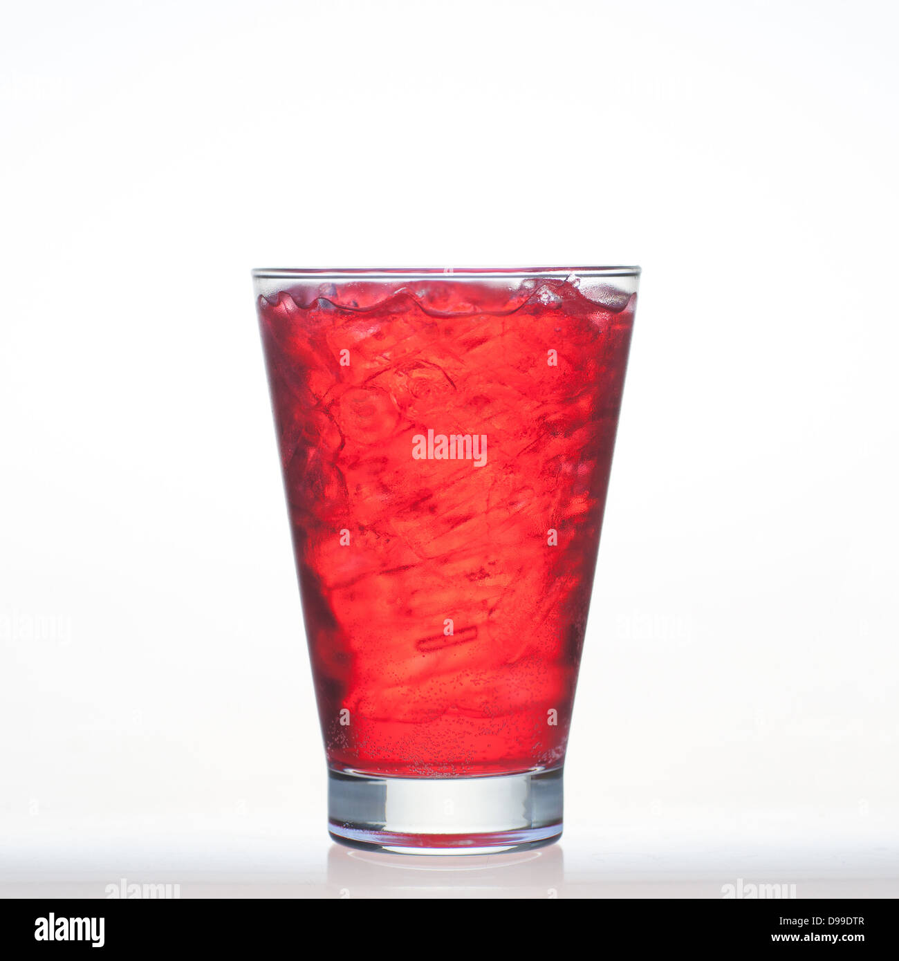 Goût fraise boissons gazeuses soda de Pentecôte et la glace en verre isolé sur fond blanc Banque D'Images