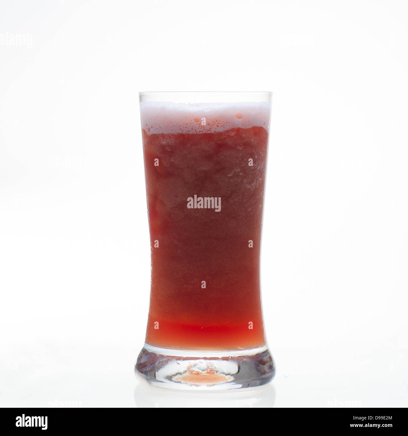 Prune shake boisson saine en verre isolé sur fond blanc Banque D'Images