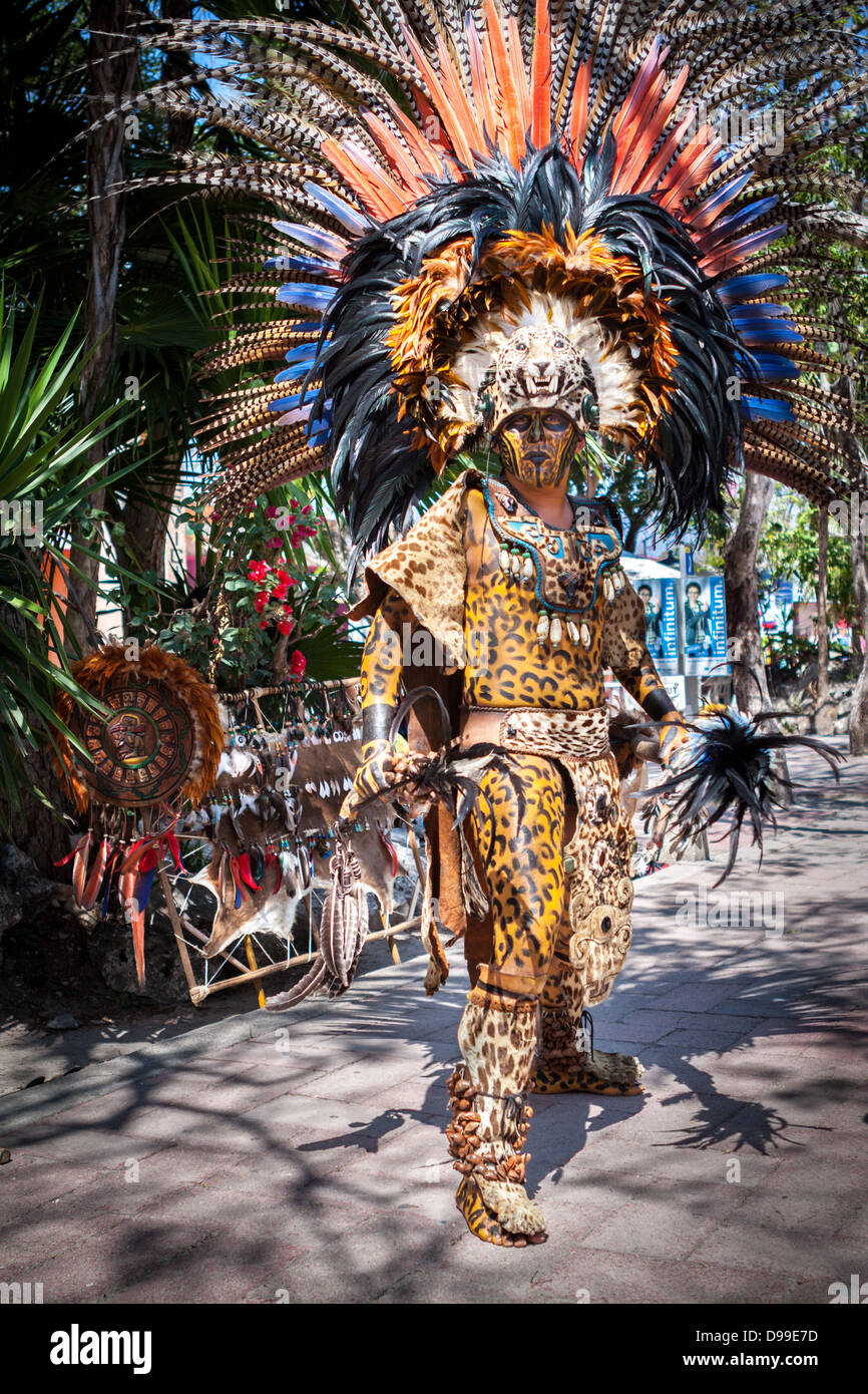 Guerrier maya dans un costume traditionnel Banque D'Images
