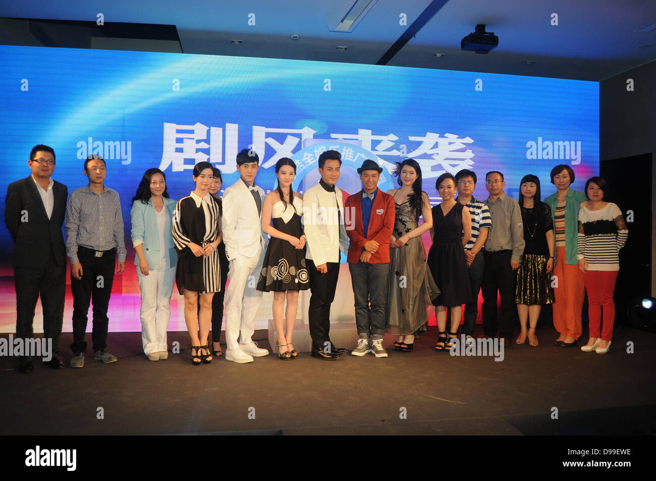 Hawick Lau et Roger Kwok est allé(e) à l'activité de télévision détenus par youku et Tudou à Shanghai, Chine, le jeudi 13 juin, 2013. Banque D'Images
