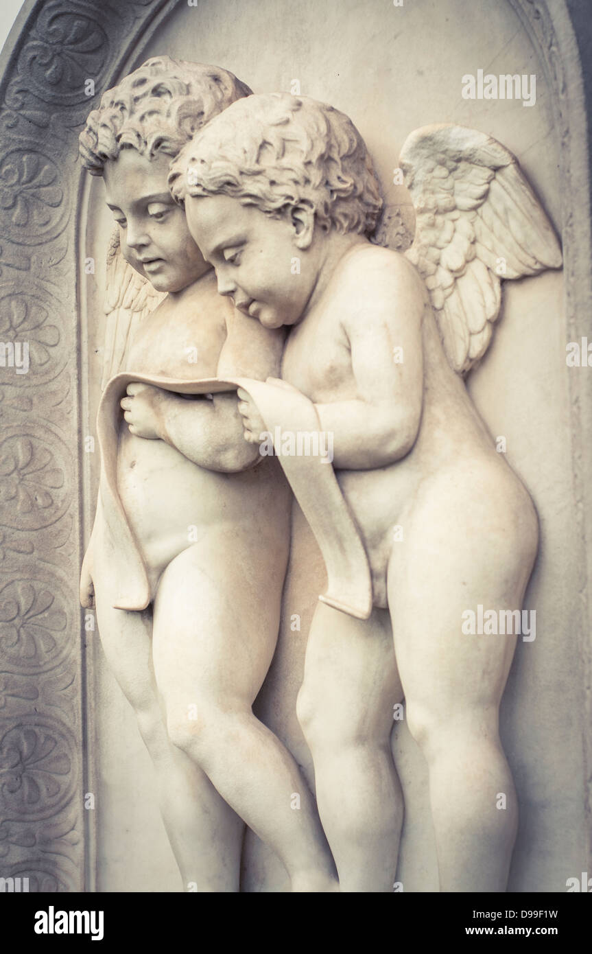 Angelots sur une pierre tombale dans le cimetière anglais, Florence, Italie Banque D'Images