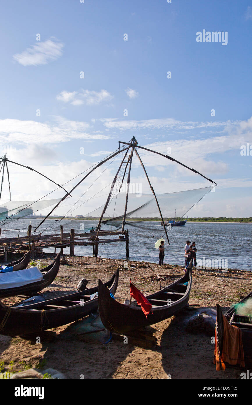Filets de pêche chinois et des bateaux sur la plage, Cochin, Kerala, Inde Banque D'Images Filets de pêche chinois et des bateaux sur la plage, Cochin, Kerala, Inde Banque D'Images