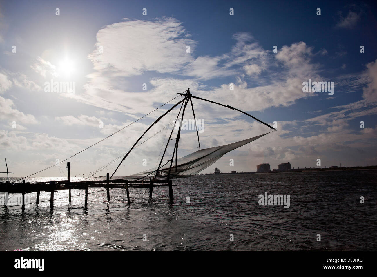 Filet de pêche chinois dans la mer, Cochin, Kerala, Inde Banque D'Images