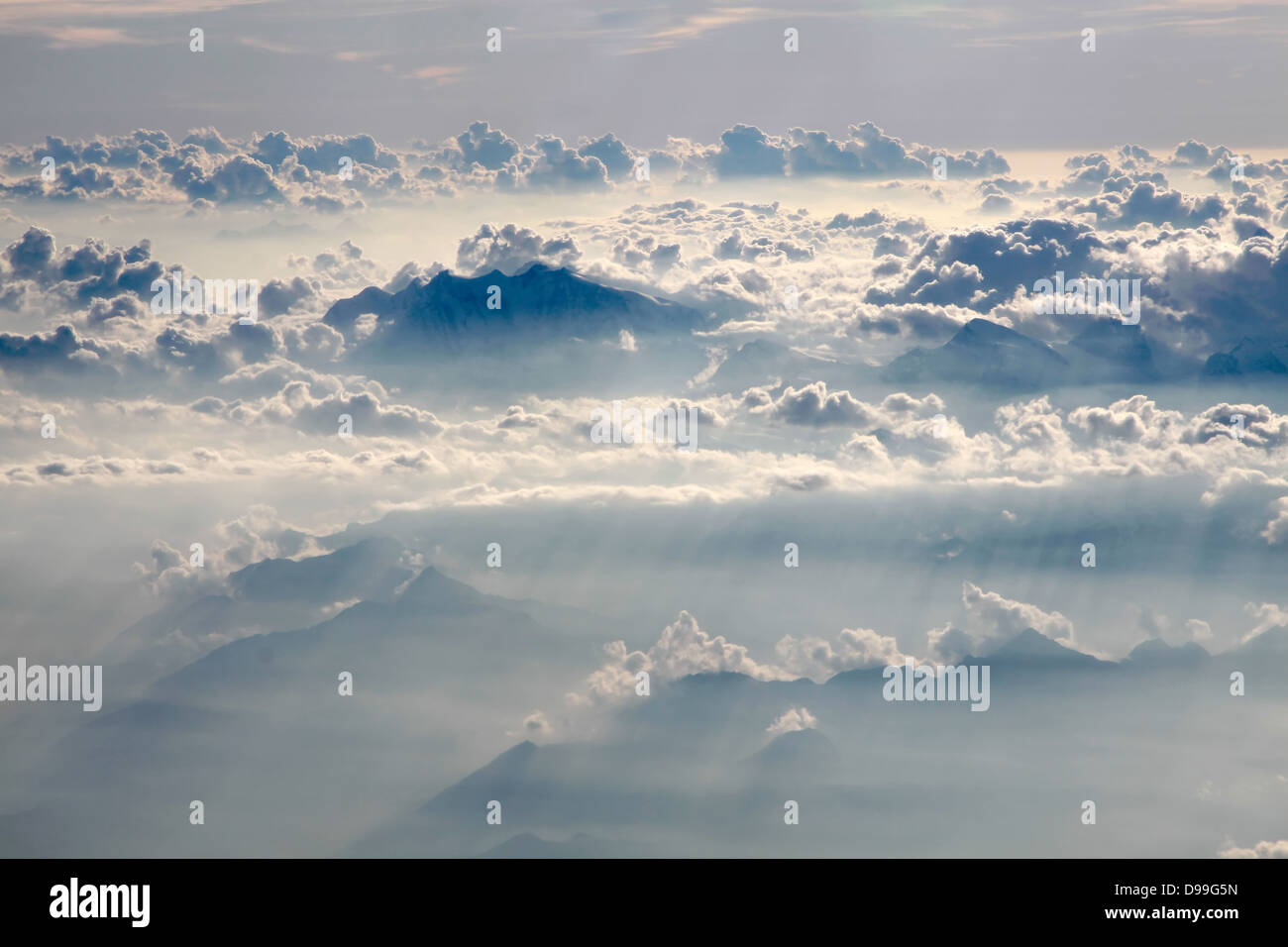 Photographie aérienne sur les Alpes avec les nuages dans la soirée Banque D'Images