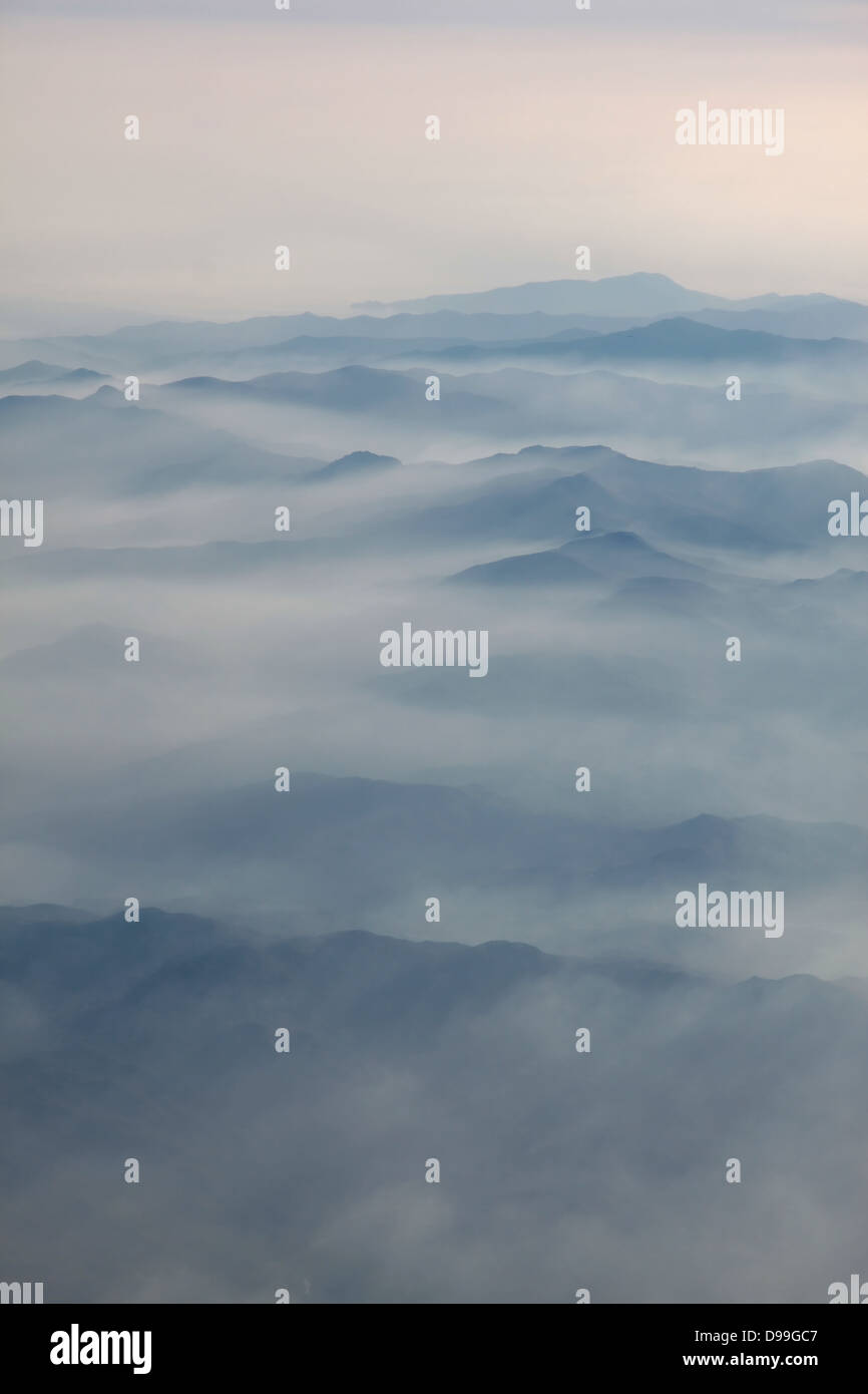 Photographie aérienne sur les Alpes avec les nuages dans la soirée Banque D'Images