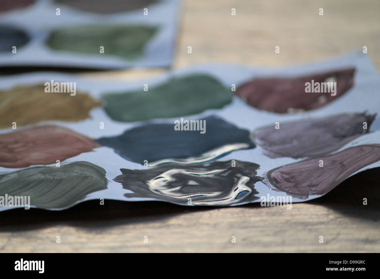 Le séchage de la peinture dans la fenêtre. Banque D'Images